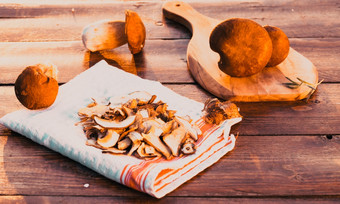 准备新鲜的牛肝菌属Edulis为干燥在木背景秋天口袋<strong>蘑菇</strong>烹饪美味的有机<strong>蘑菇美食</strong>食物