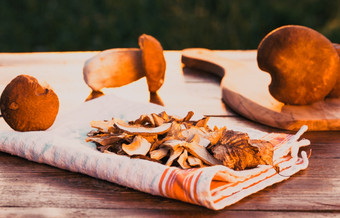 准备新鲜的牛肝菌属Edulis为干燥在木背景秋天口袋蘑菇烹饪美味的有机蘑菇美食食物