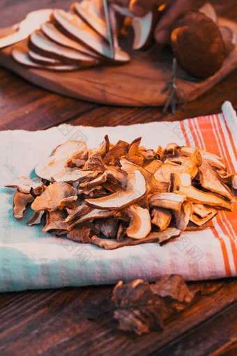 准备新鲜的牛肝菌属Edulis为干燥在木背景秋天口袋蘑菇烹饪美味的有机蘑菇美食食物
