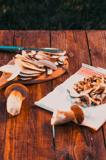 准备新鲜的牛肝菌属Edulis为干燥在木背景秋天口袋<strong>蘑菇</strong>烹饪美味的有机<strong>蘑菇美食</strong>食物