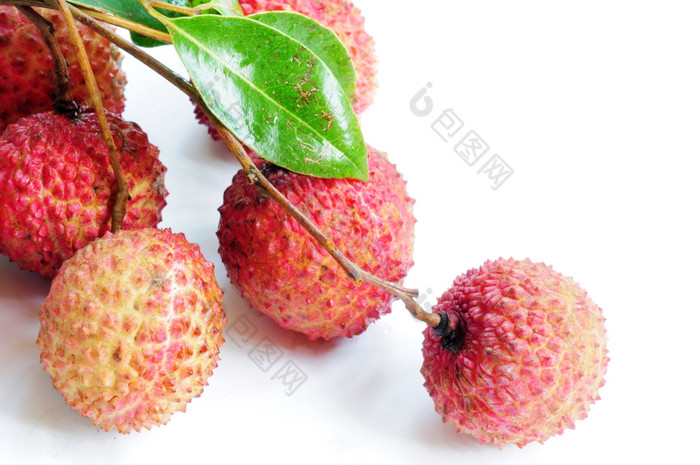 新鲜的红色的利奇水果与绿色叶子白色背景