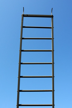扩展梯对蓝色的天空