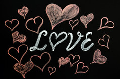 爱与心形状画与粉笔黑板上