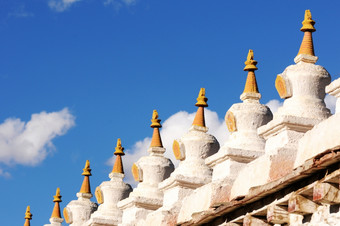 具有里程碑<strong>意义</strong>的历史白色佛塔藏文喇嘛庙对蓝色的天空