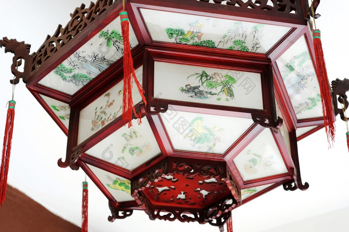 典型的传统的中国人宫灯笼白色背景