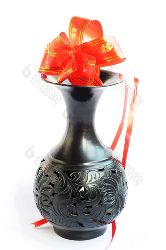 黑色的花瓶与红色的吉祥结白色背景