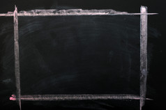 污迹斑斑的黑板背景与粉笔画框架