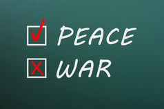 选项和平而且战争与检查盒子绿色黑板