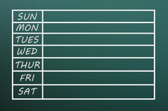 空白工作日日历形式写与粉笔绿色黑板