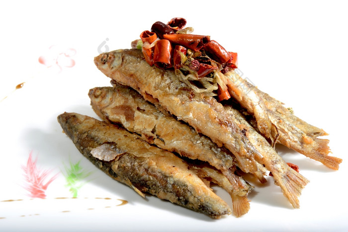 中国人食物炸小鱼与胡椒白色板