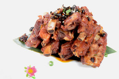 中国人食物炸猪肉牛排与黑色的豆子白色背景