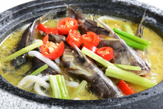 中国人食物煮熟的小鱼与胡椒石头能