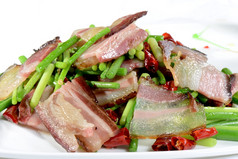 中国人食物炸培根与蔬菜白色板