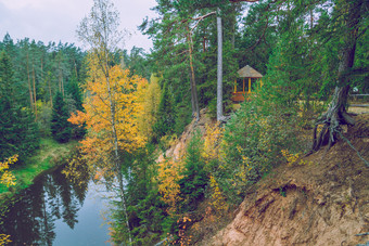 岩石的河salaca拉脱维亚砂岩悬崖的河海岸的高哈斯国家公园