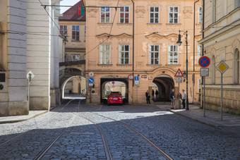 城市布拉格捷克共和国老布拉格中心与游客和车街和有轨电车路4月旅行照片