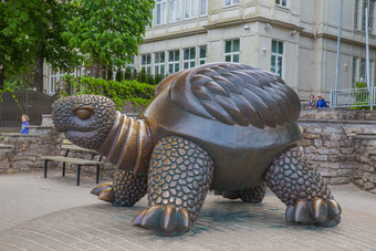 城市尤尔马拉拉脱维亚共和国乌龟雕塑与房子视图尤尔马拉旅游的地方旅行照片五月