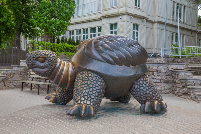 城市尤尔马拉拉脱维亚共和国乌龟雕塑与房子视图尤尔马拉旅游的地方旅行照片五月