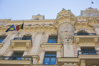 城市里加拉脱维亚共和国老建筑与有趣的雕塑和饰品7月旅行照片
