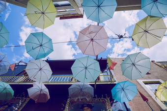 城市雅典希腊共和国城市城市街与雨伞9月旅行照片