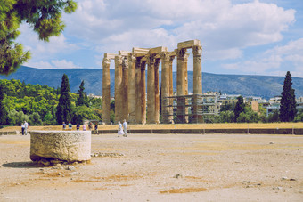 城市雅典希腊共和国历史建筑废墟游客和城市街道9月