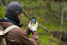 城市cesi拉脱维亚共和国的摄影师仍然拍摄的森林景观与电话11月