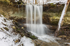 城市sigulda拉脱维亚瀑布冬天白色雪和树旅行照片