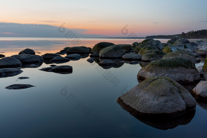城市图贾拉脱维亚波罗的海海与岩石和阳光旅行照片