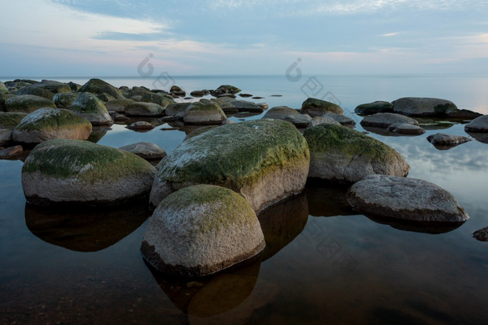 城市图贾拉脱维亚波罗的海海与岩石和阳光旅行照片