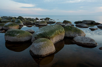 <strong>城市图</strong>贾拉脱维亚波罗的海海与岩石和阳光旅行照片