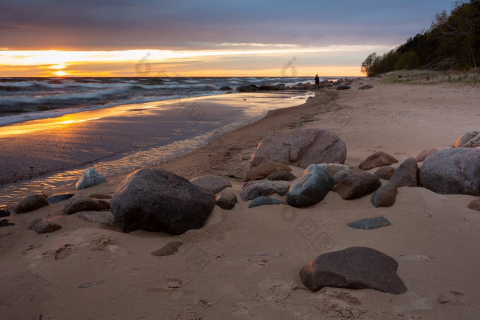 城市图贾拉脱维亚波罗的海海与岩石和沙子旅行照片