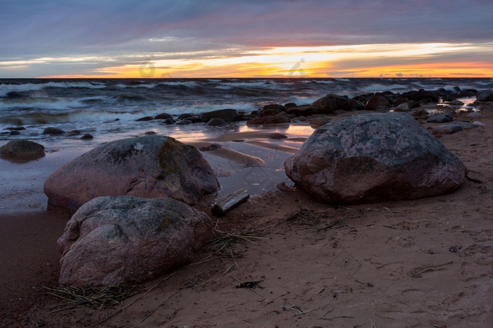 城市图贾拉脱维亚波罗的海海与岩石和沙子旅行照片
