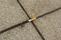 被丢弃的香烟谎言的地板上