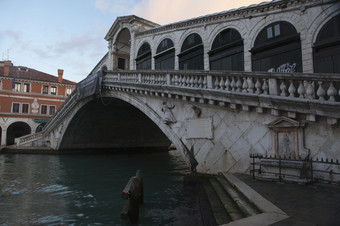 照片典型的运河威尼斯城市