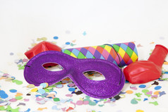 色彩斑斓的狂欢节背景与条纹而且面具