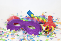 色彩斑斓的狂欢节背景与条纹而且面具