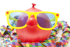 有趣的红色的气球与小丑眼镜为狂欢节