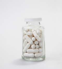 小玻璃botlles与医疗药片白色背景