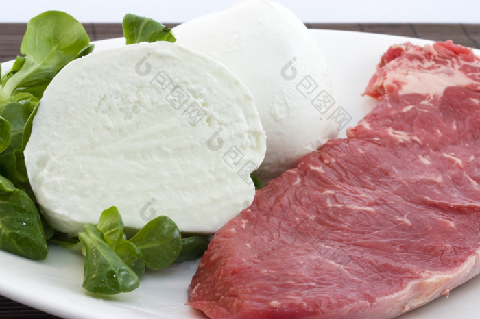 牛肉而且马苏里拉奶酪照片生牛肉与新鲜的马苏里拉奶酪