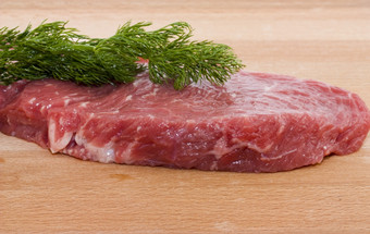 生牛肉照片新鲜的生牛肉而且茴香