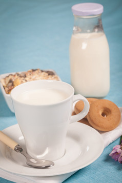 健康的营养与新鲜的牛奶白色杯