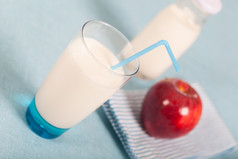 健康的营养与新鲜的牛奶而且红色的苹果