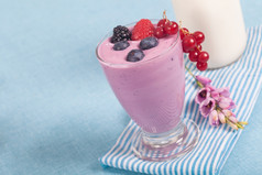 玻璃新鲜的美味的酸奶与浆果水果