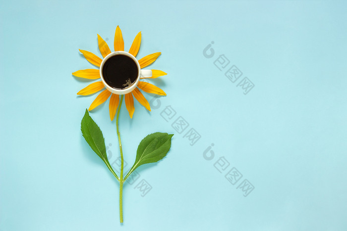 杯黑色的咖啡和黄色的花瓣茎花形状的有创意的平躺前视图复制空间概念好早....杯黑色的咖啡和黄色的花瓣茎花形状的有创意的平躺前视图复制空间概念好早....