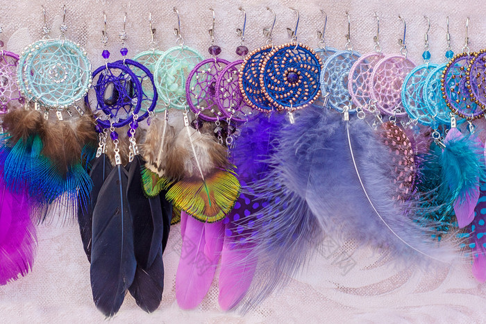 耳环追梦人使多色的羽毛珠子和绳子挂手工制作的