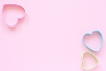 色彩斑斓的刀具饼干心形状柔和的粉红色的背景概念情人节rsquo卡前视图复制空间为文<strong>本色</strong>彩斑斓的刀具饼干心形状柔和的粉红色的背景概念情人节rsquo卡前视图复制空间为文本