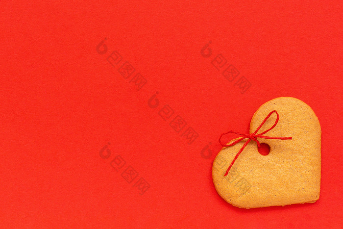 姜饼干心形的装饰与弓红色的背景前视图复制空间情人节卡姜饼干心形的装饰与弓红色的背景前视图复制空间情人节卡