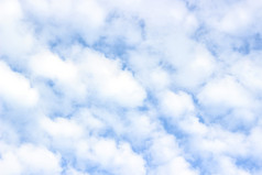 白色毛茸茸的积云云蓝色的天空背景纹理白色毛茸茸的积云云蓝色的天空