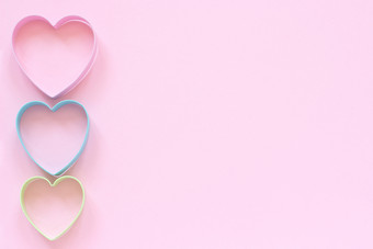 色彩斑斓的刀具饼干心形状柔和的粉红色的背景概念情人节rsquo卡前视图复制空间为文本色彩斑斓的刀具饼干心形状柔和的粉红色的背景概念情人节rsquo卡前视图复制空间为文本