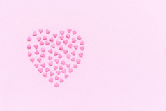 心从粉红色的糖果洒心形状位于的中心柔和的粉红色的背景概念情人节rsquo卡前视图复制空间为文本粉红色的糖果洒心形状柔和的粉红色的背景概念情人节rsquo卡前视图复制空间为文本