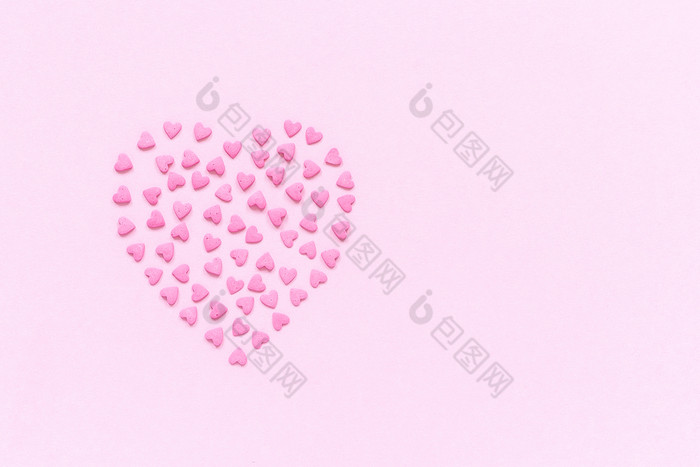 心从粉红色的糖果洒心形状位于的中心柔和的粉红色的背景概念情人节rsquo卡前视图复制空间为文本粉红色的糖果洒心形状柔和的粉红色的背景概念情人节rsquo卡前视图复制空间为文本